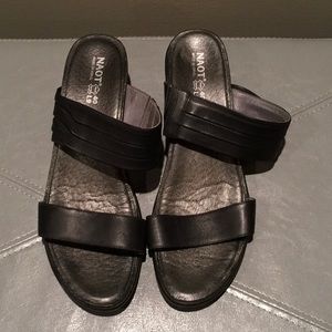 Naot 40 black sandals